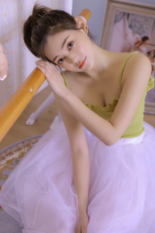 小姐姐捏自己的小兔兔